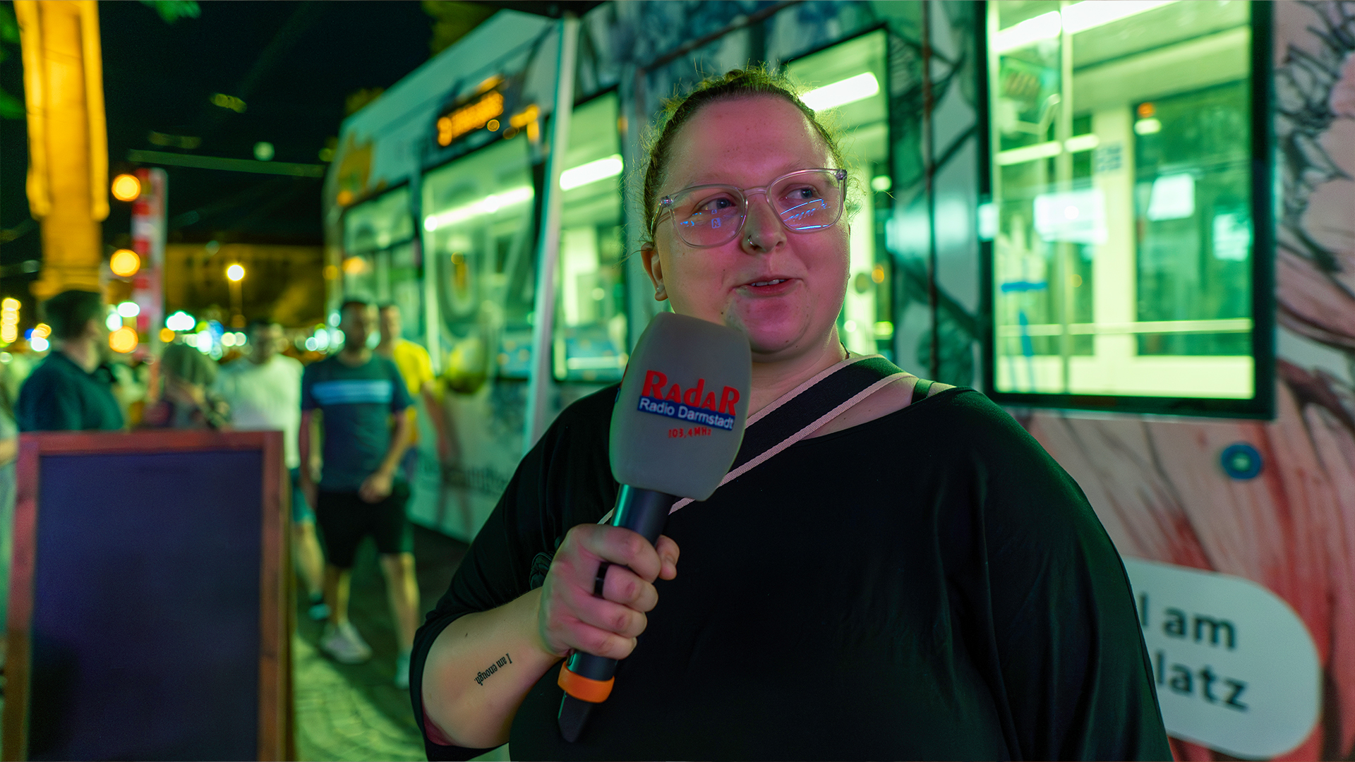 Die Frage 'Wofür brennst du?' hat diese Heinerfest-Besucherin veranlasst, über ihr 'I Am Enough'-Tattoo zu berichten. // Bild: Leon Ebersmann
