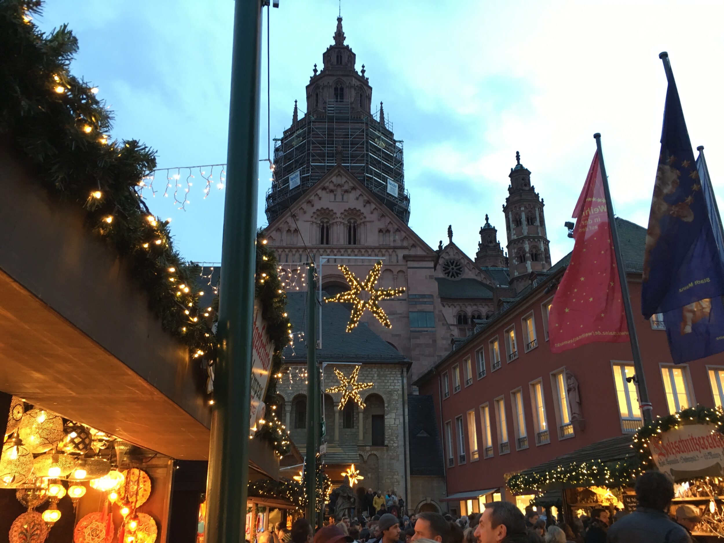 Der Mainzer-Weihnachtsmarkt findet vor den Domplätzen statt
