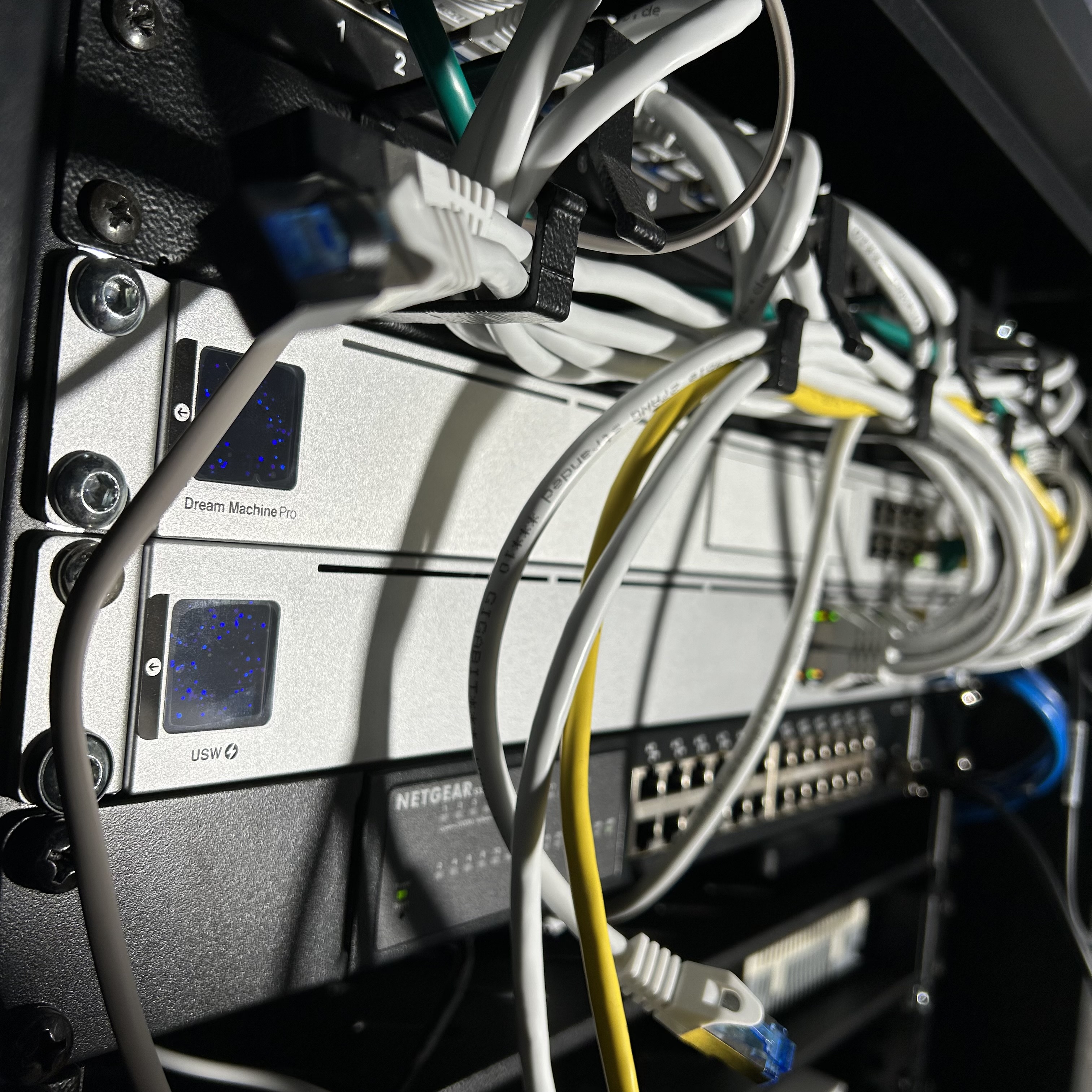 In meinem Homelab übernimmt die Ubiquiti UniFi Dream Machine Pro den Firewall-Dienst.