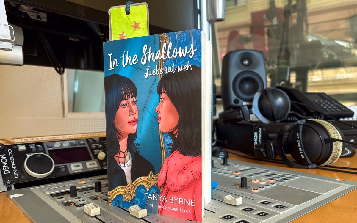 Das Buch In The Shallows - Liebe tut weh von Tanya Byrne auf dem Mischpult von Radio Darmstadt