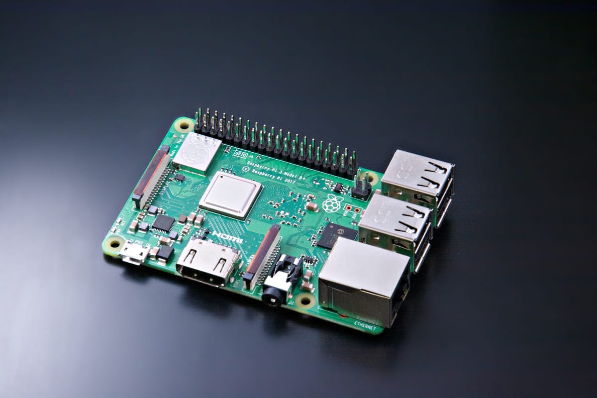 Bild zeigt einen Raspberry Pi 3 ohne Zubehör