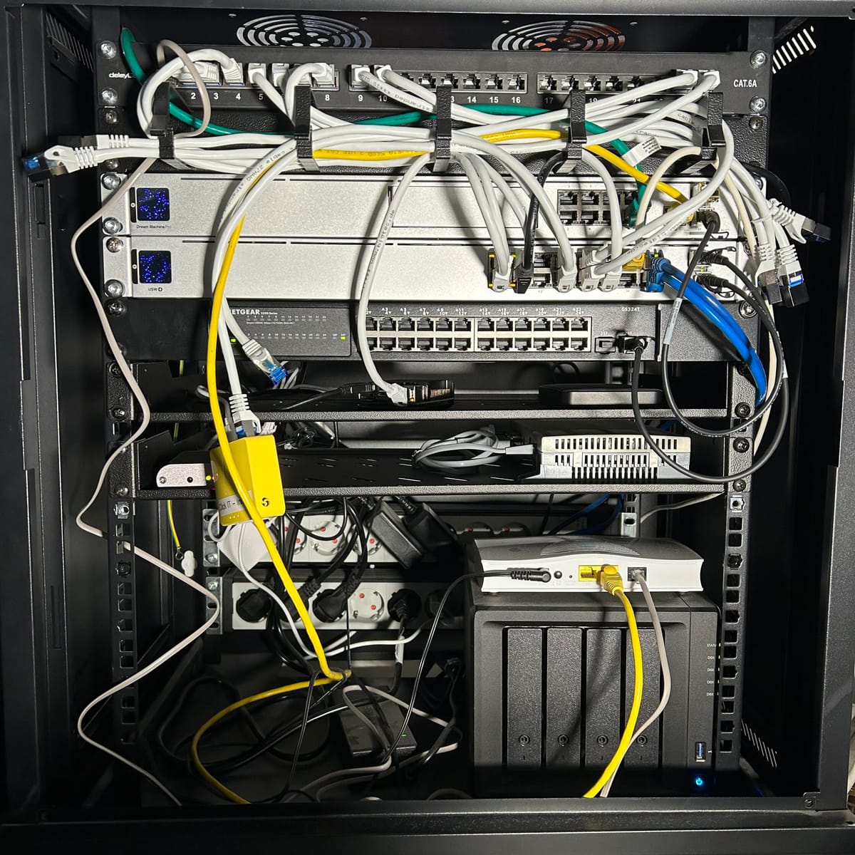 Bild zeigt mein Homelab in einem 12HE-19 Zoll-Rack.