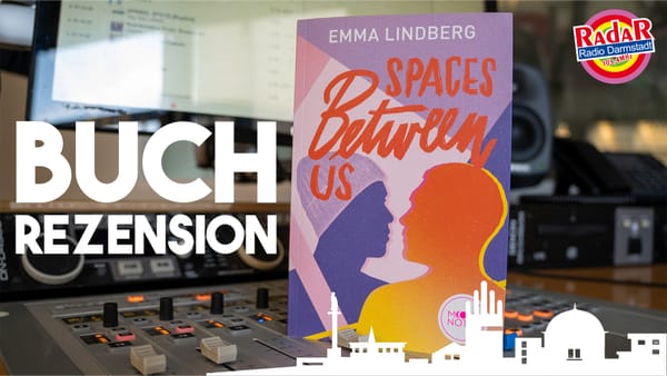 Das Bild zeigt die Vorderseite des Buchcovers von Spaces between us. Es ist auf einem Studer-Mischpult platziert. Links steht