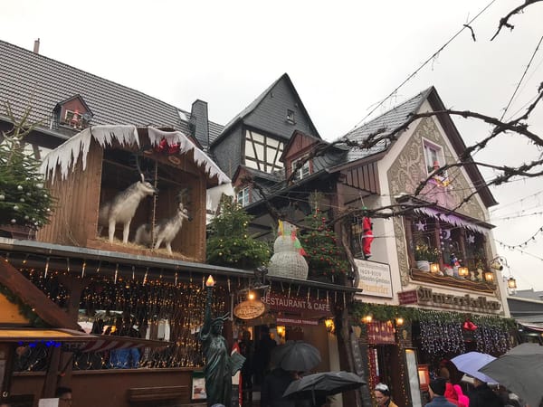 Weihnachtsmarkt in Rüdesheim: Inmitten der Fußgängerzone