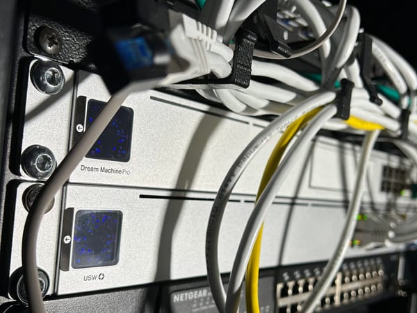 In meinem Homelab übernimmt die Ubiquiti UniFi Dream Machine Pro den Firewall-Dienst.